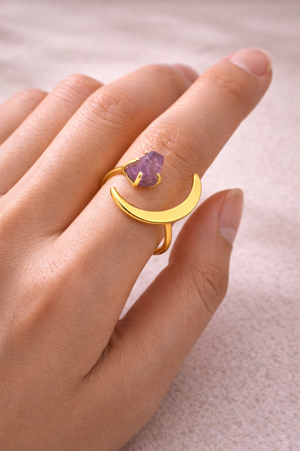Anello Dorato con Luna e Ametista Grezza Naturale