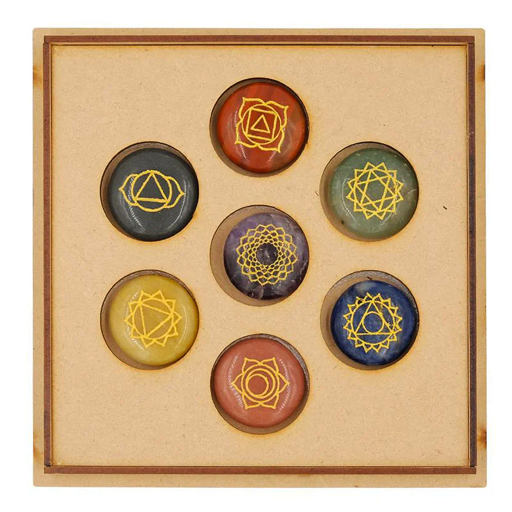Pregiata scatola in legno pirografato a intarsio “YOGA” con Set di 7 pietre dei Chakra