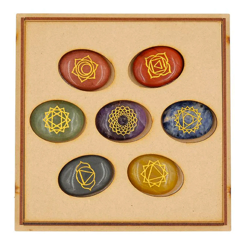 Pregiata scatola in legno pirografato a intarsio “YOGA” con Set di 7 pietre dei Chakra