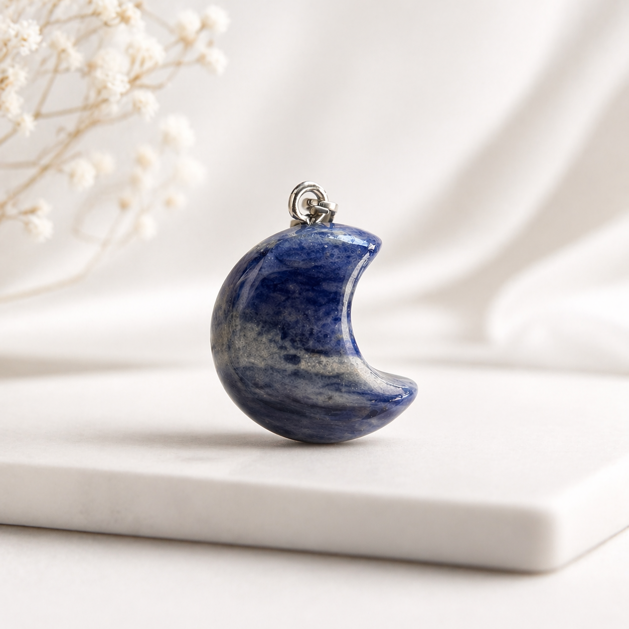 Ciondolo Luna in Sodalite Naturale – Simbolo di Intuizione e Armonia